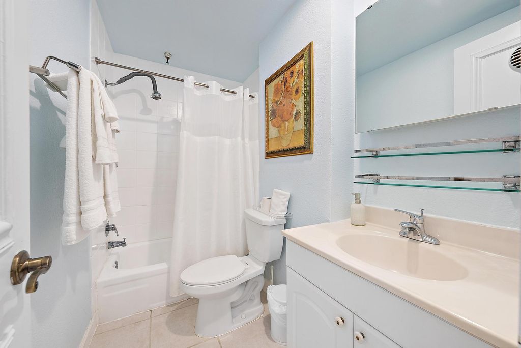 Image 8 of property listing at 235 Sunrise Avenue 1051, Palm Beach, FL 33480