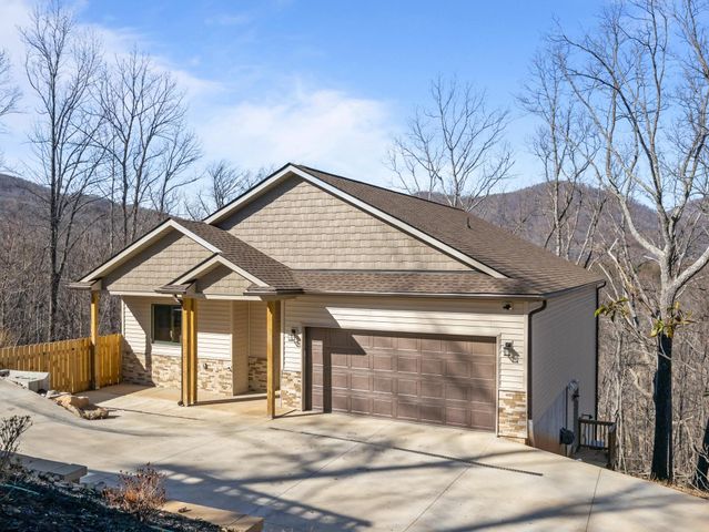 225 Aurora Lane, Tryon, NC 28782