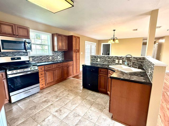 5520 Lincoln Ave, Groves, TX 77619