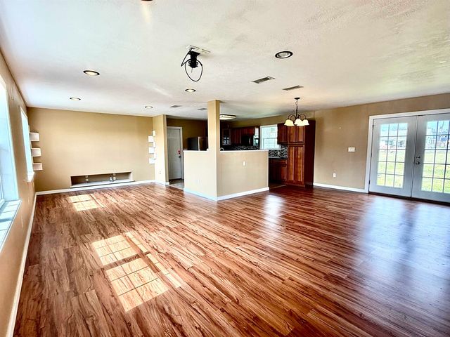 5520 Lincoln Ave, Groves, TX 77619