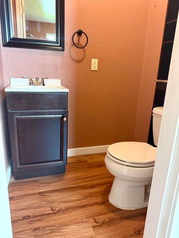 5520 Lincoln Ave, Groves, TX 77619