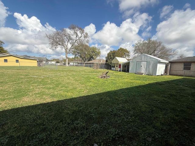 5520 Lincoln Ave, Groves, TX 77619