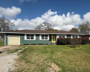 5520 Lincoln Ave, Groves, TX 77619