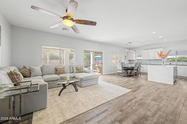 2733 E RAKESTRAW Lane, Gilbert, AZ 85298