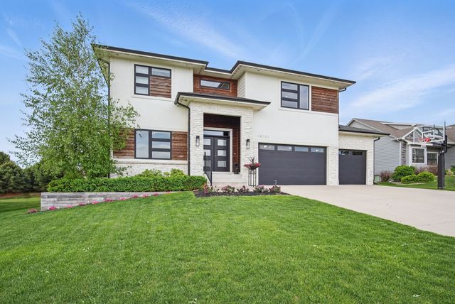 16202 Brookview Drive, Urbandale, IA 50323