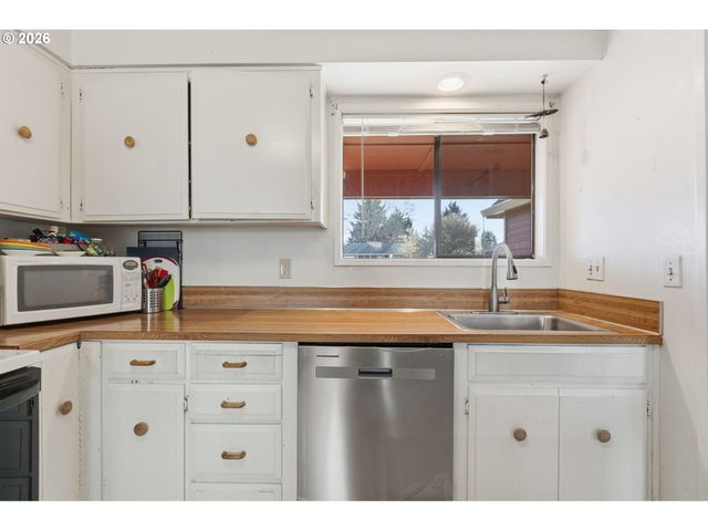 5643 Se SIERRA St, Hillsboro, OR 97123