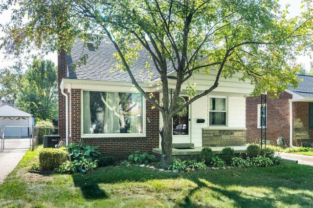 21712 Prestwick Avenue, Harper Woods, MI 48225