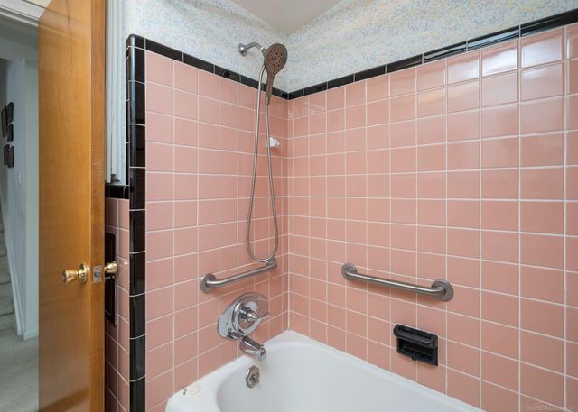 21712 Prestwick Avenue, Harper Woods, MI 48225