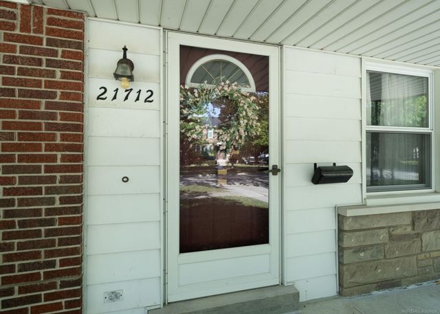 21712 Prestwick Avenue, Harper Woods, MI 48225