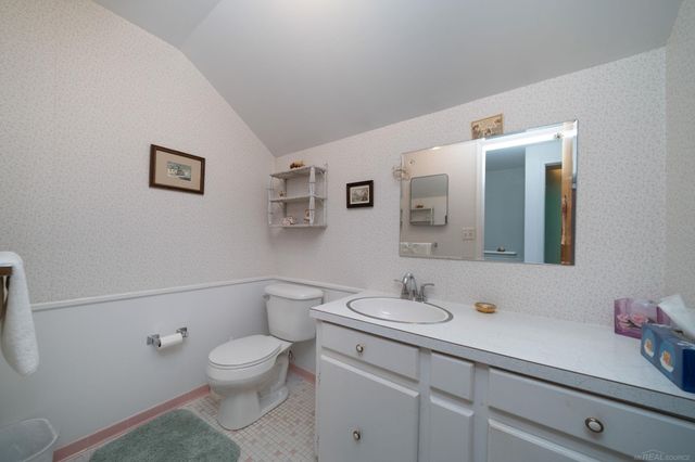 21712 Prestwick Avenue, Harper Woods, MI 48225