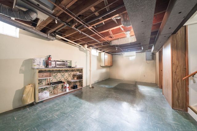 21712 Prestwick Avenue, Harper Woods, MI 48225