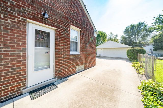 21712 Prestwick Avenue, Harper Woods, MI 48225