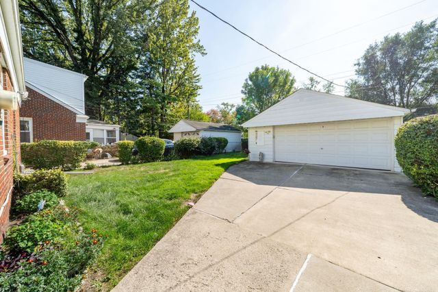 21712 Prestwick Avenue, Harper Woods, MI 48225