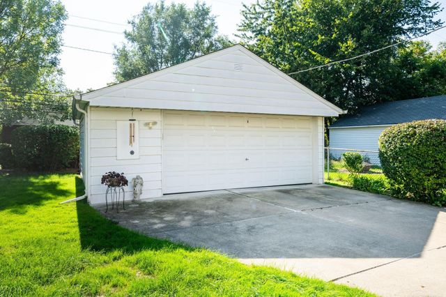21712 Prestwick Avenue, Harper Woods, MI 48225