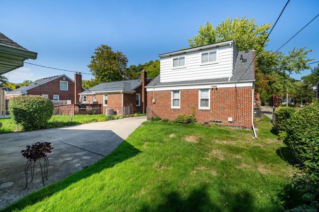 21712 Prestwick Avenue, Harper Woods, MI 48225