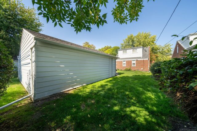 21712 Prestwick Avenue, Harper Woods, MI 48225