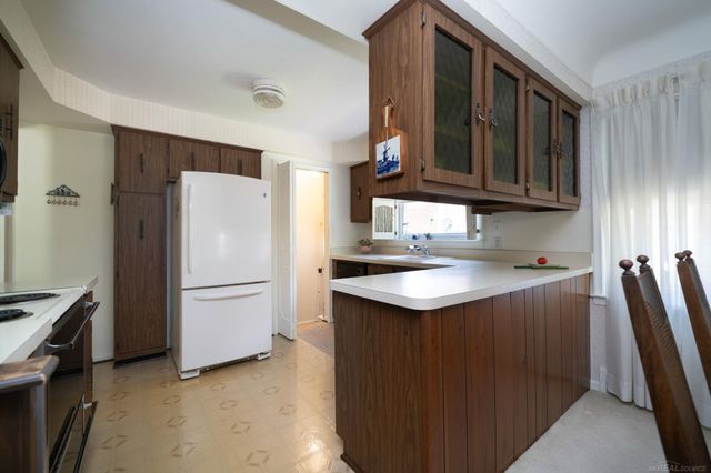 21712 Prestwick Avenue, Harper Woods, MI 48225