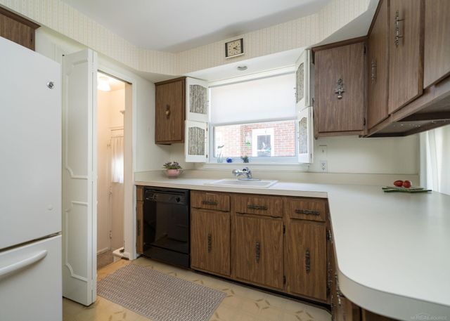 21712 Prestwick Avenue, Harper Woods, MI 48225