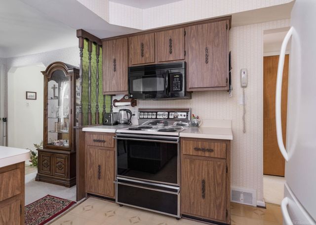 21712 Prestwick Avenue, Harper Woods, MI 48225
