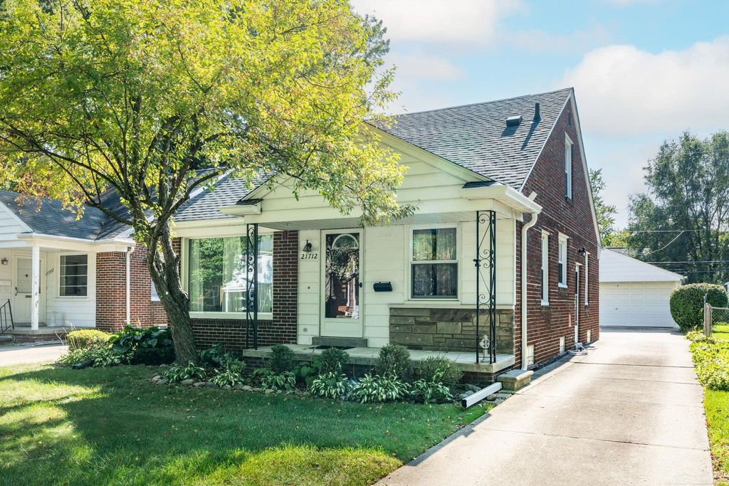 21712 Prestwick Avenue, Harper Woods, MI 48225