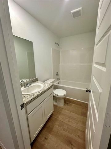 429 Valley View Drive, Tonganoxie, KS 66086