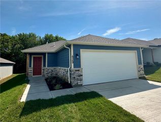 429 Valley View Drive, Tonganoxie, KS 66086
