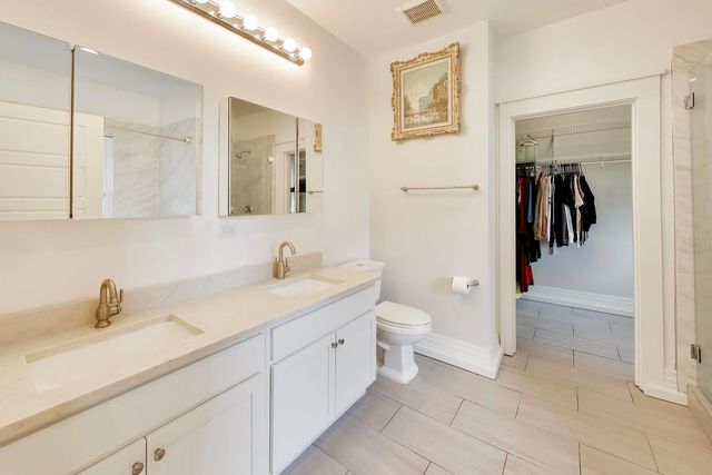 7015 N Sheridan Road, Chicago, IL 60626