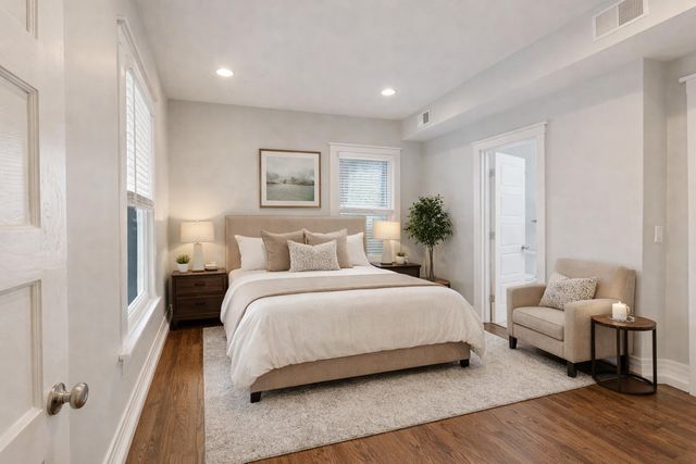 7015 N Sheridan Road, Chicago, IL 60626