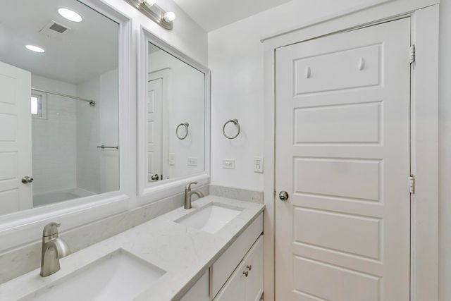 7015 N Sheridan Road, Chicago, IL 60626