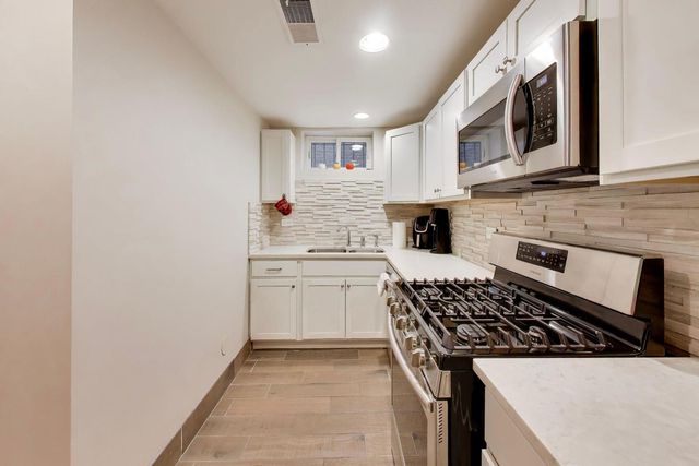 7015 N Sheridan Road, Chicago, IL 60626