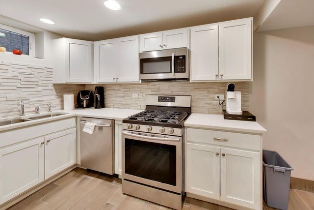 7015 N Sheridan Road, Chicago, IL 60626