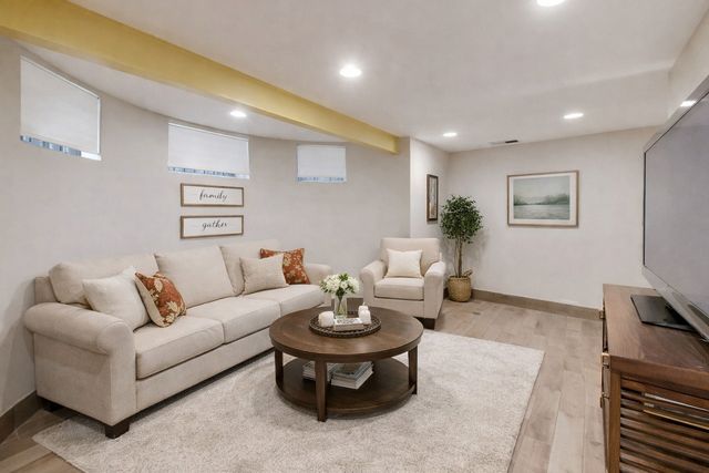 7015 N Sheridan Road, Chicago, IL 60626