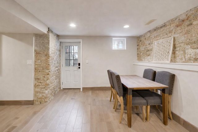 7015 N Sheridan Road, Chicago, IL 60626