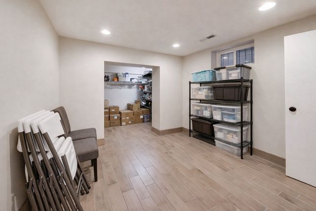 7015 N Sheridan Road, Chicago, IL 60626