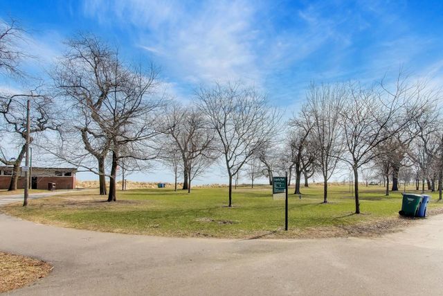 7015 N Sheridan Road, Chicago, IL 60626