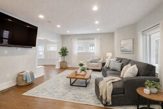 7015 N Sheridan Road, Chicago, IL 60626