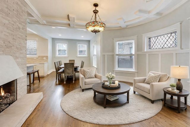 7015 N Sheridan Road, Chicago, IL 60626