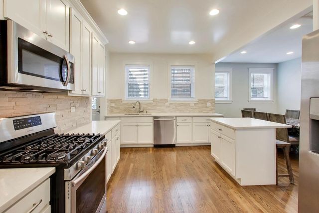 7015 N Sheridan Road, Chicago, IL 60626