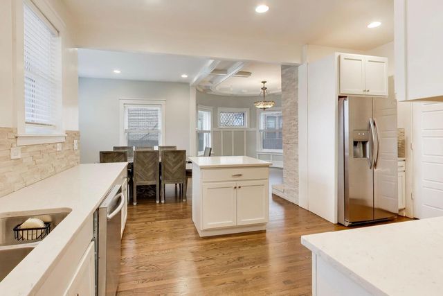 7015 N Sheridan Road, Chicago, IL 60626