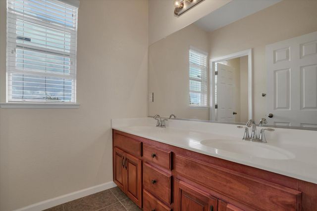 1265 Fawn Lily Dr, Patterson, CA 95363