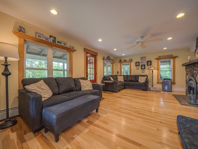 11 North Point Rd, Long Lake, NY 12847