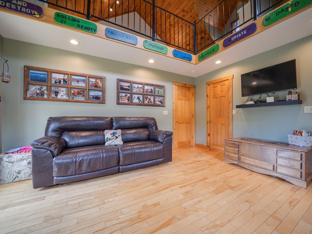 11 North Point Rd, Long Lake, NY 12847