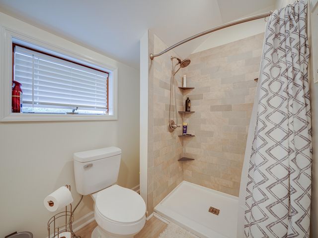 11 North Point Rd, Long Lake, NY 12847