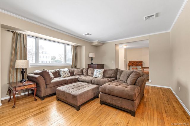 111 Cocks Lane, Locust Valley, NY 11560