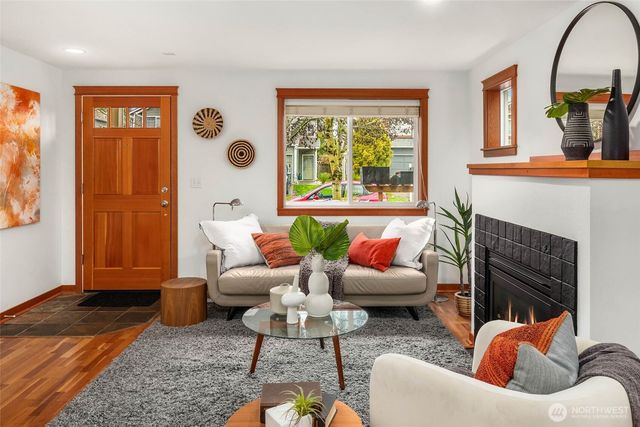 9418 Fremont Avenue N, Seattle, WA 98103