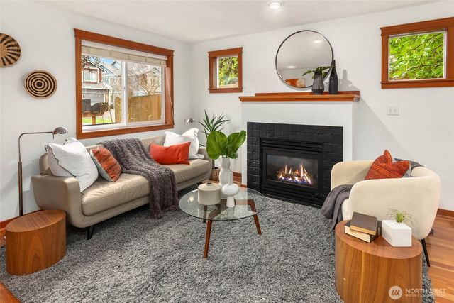 9418 Fremont Avenue N, Seattle, WA 98103