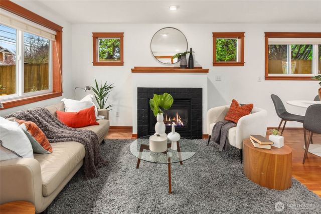 9418 Fremont Avenue N, Seattle, WA 98103