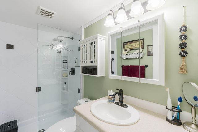 106 LAKE PINE Circle D-2, Greenacres, FL 33463