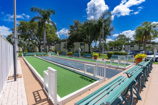 106 LAKE PINE Circle D-2, Greenacres, FL 33463