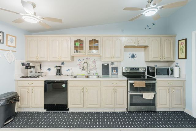 106 LAKE PINE Circle D-2, Greenacres, FL 33463